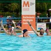 Un ‘chapuzón’ de solidaridad: Valencia de Don Juan (León) se baña por la Esclerosis Múltiple