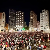 Una 'marea roja' inundó la Plaza de Lazúrtegui de Ponferrada tras el triunfo de España en la Eurocopa Una 'marea roja' inundó la Plaza de Lazúrtegui de Ponferrada tras el triunfo de España en la Eurocopa