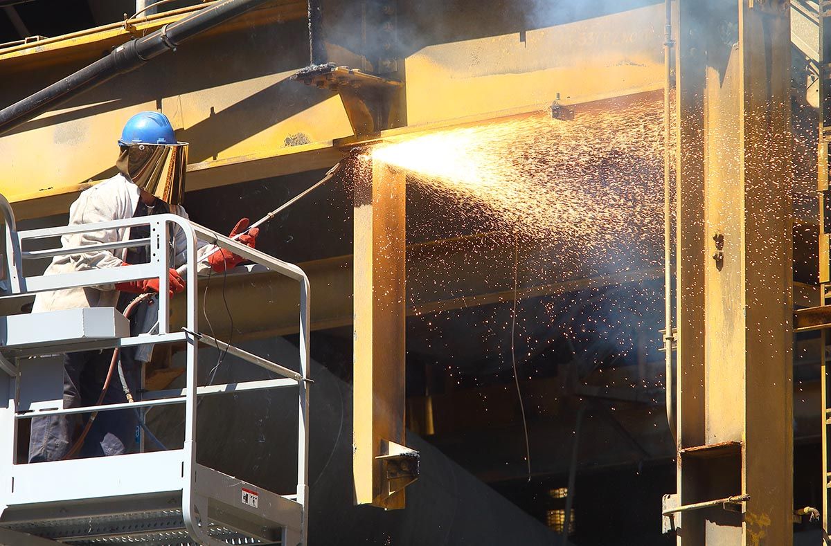 Inicio del desmantelamiento de la central térmica de Compostilla en Cubillos del Sil Inicio del desmantelamiento de la central térmica de Compostilla en Cubillos del Sil