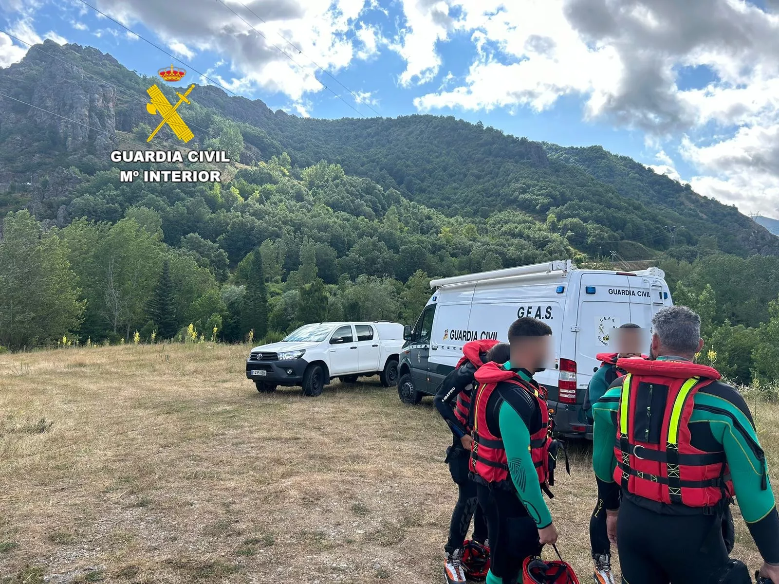 Los GEAS se suman a la búsqueda del británico desaparecido en Las Salas peinando el río Esla (2)