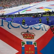 La bandera del Bierzo 'se cuela' en Berlín para animar a la Selección Española en la final de la Eurocopa La bandera del Bierzo 'se cuela' en Berlín para animar a la Selección Española en la final de la Eurocopa