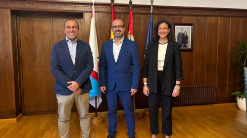 El alcalde de Ponferrada, Marco Morala, acompañado de la concejal de Presidencia, Lidia Coca, han mantenido una reunión de trabajo con el director de Carrefour Ponferrada, Óscar Fernández El alcalde de Ponferrada, Marco Morala, acompañado de la concejal de Presidencia, Lidia Coca, han mantenido una reunión de trabajo con el director de Carrefour Ponferrada, Óscar Fernández