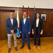El alcalde de Ponferrada, Marco Morala, acompañado de la concejal de Presidencia,  Lidia Coca, han mantenido una reunión de trabajo con el director de Carrefour Ponferrada, Óscar Fernández