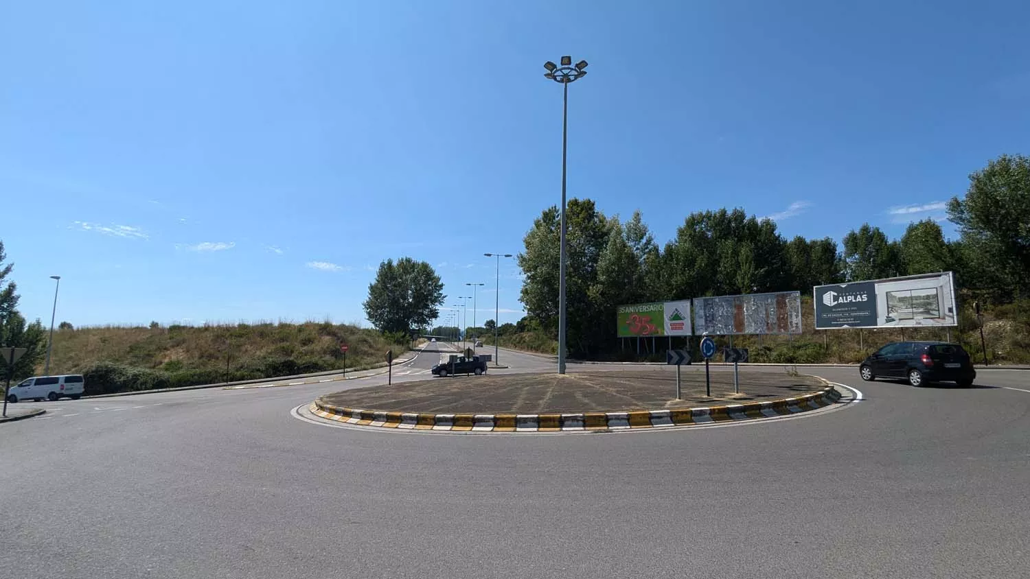 Reabren al tráfico un carril de la Avenida de Milán de Ponferrada tras dos años en obras (2) Reabren al tráfico un carril de la Avenida de Milán de Ponferrada tras dos años en obras (2)