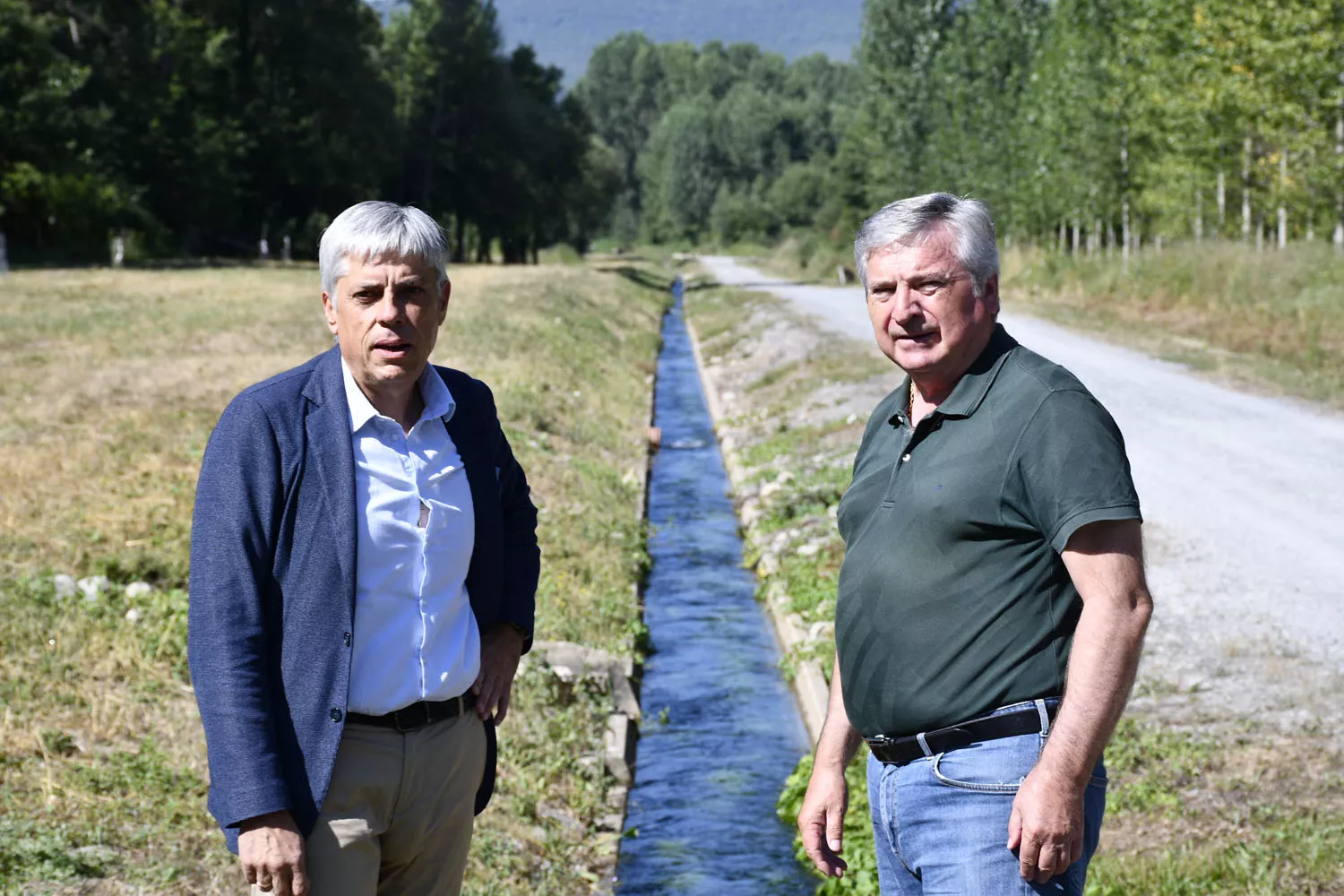 Eduardo Diego presenta las ayudas y líneas de cooperación para El Bierzo. En la foto junto al alcalde de Carracedelo, Raúl Valcarce Eduardo Diego presenta las ayudas y líneas de cooperación para El Bierzo. En la foto junto al alcalde de Carracedelo, Raúl Valcarce