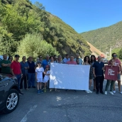 Vecinos del Barrio de Las Eras de Páramo del SIl protestan frente a la CL-631 por su aislamiento