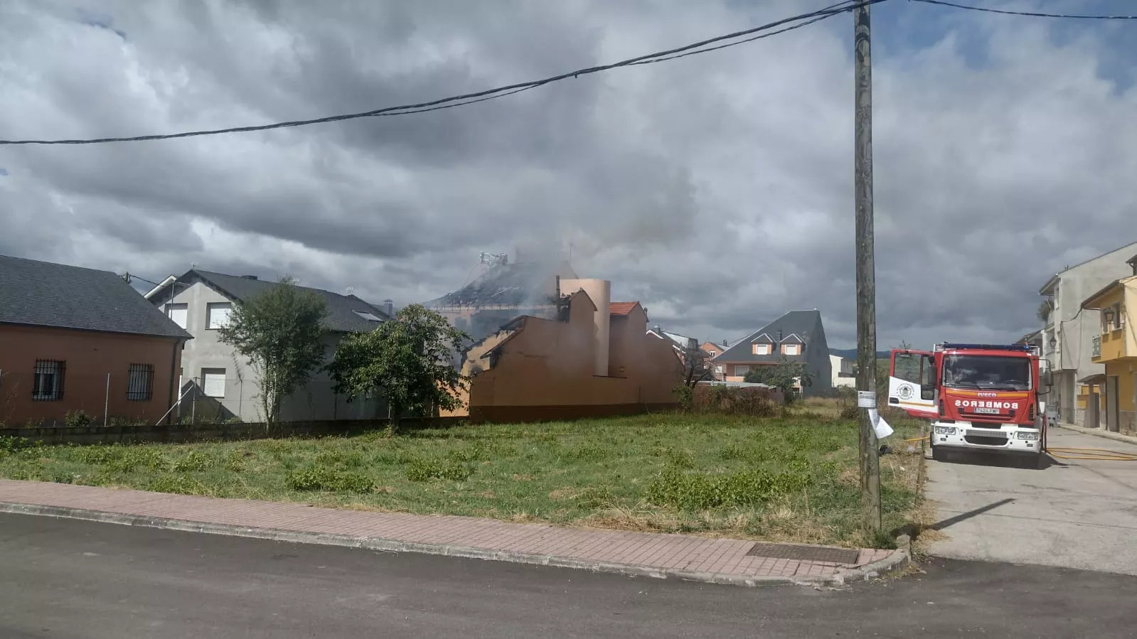 Incendio de varias casas en Cacabelos (1)