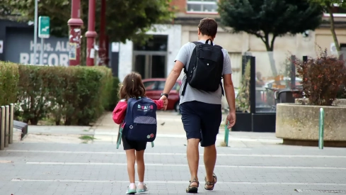 Los alumnos de Primaria del Colegio Quevedo de león acuden a su primer día de clase | Peio García / ICAL