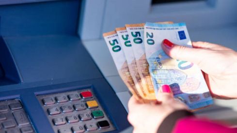 Hacienda intensifica el control sobre retiradas en efectivo para combatir el fraude fiscal - iStock