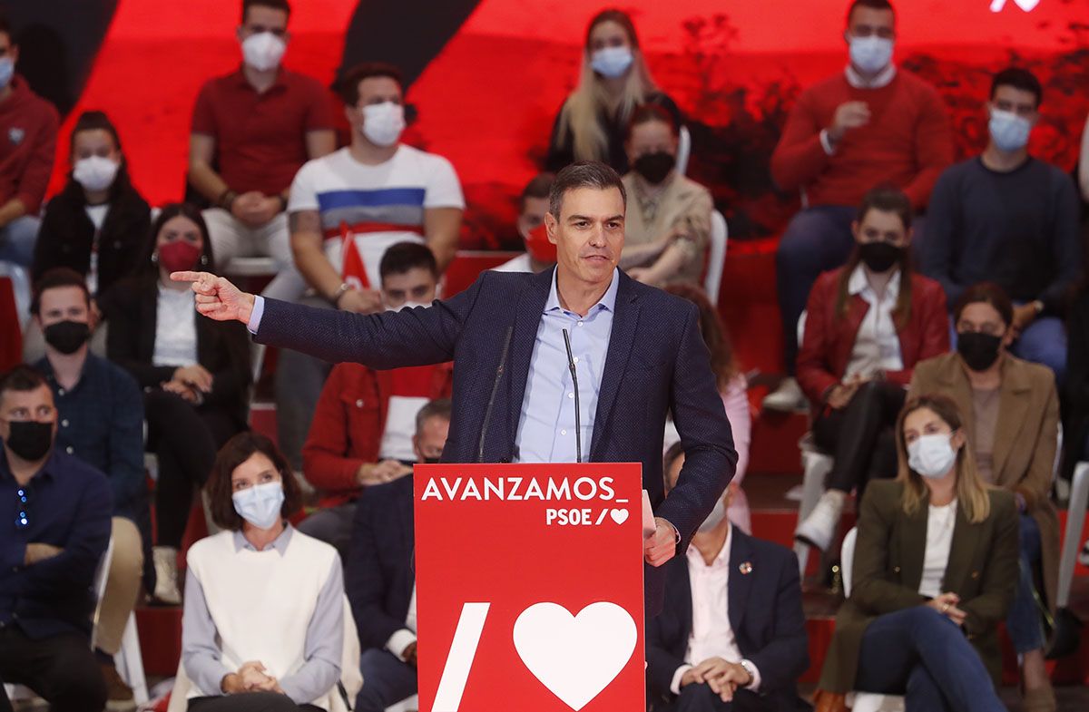 El presidente del Gobierno y secretario general del PSOE, Pedro S�hez, interviene en un acto p�o en Ponferrada