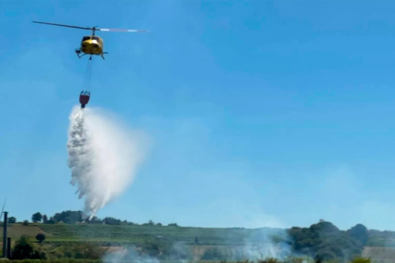 Imagen de un helicóptero en un incendio Imagen de un helicóptero en un incendio