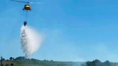 Imagen de un helicóptero en un incendio 