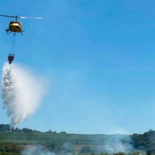 Imagen de un helicóptero en un incendio 