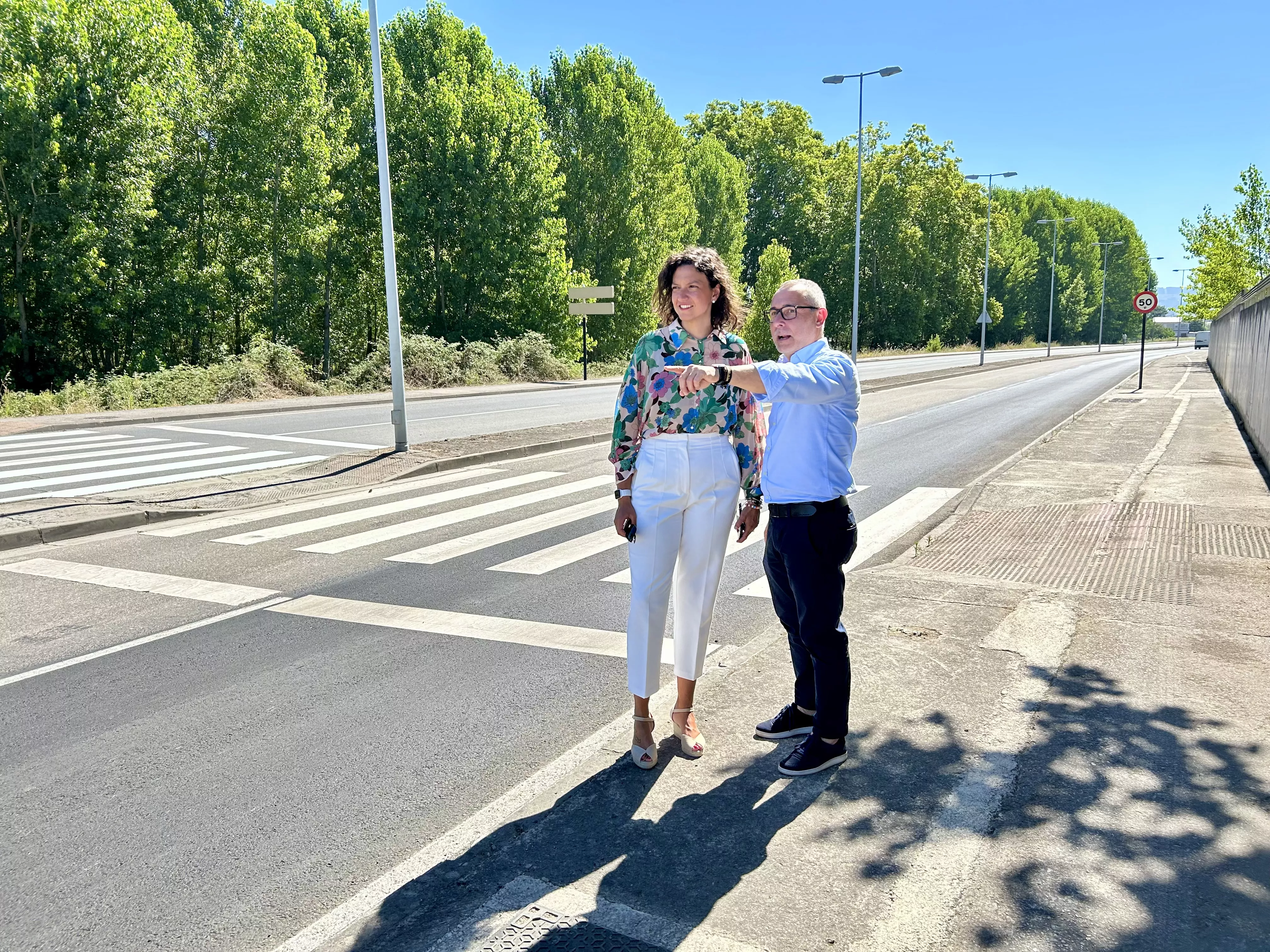 Lidia Coca y Carlos Cortina vistando la avenida de Milán tras las obras Lidia Coca y Carlos Cortina vistando la avenida de Milán tras las obras