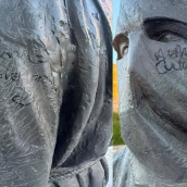 Pintada en la estatua del Lambrión