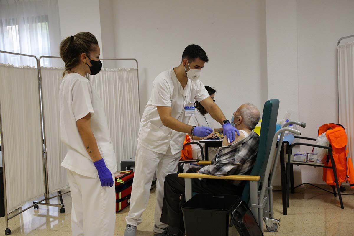 Sanidad emprende en la residencia �Los tres �oles�, en Zamora, la inoculaci�e la tercera dosis de la vacuna contra la COVID-19.