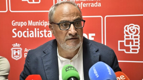 Olegario Ramón durante una rueda de prensa en ell Ayuntamiento de Ponferrada