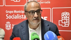 Olegario Ramón durante una rueda de prensa en ell Ayuntamiento de Ponferrada