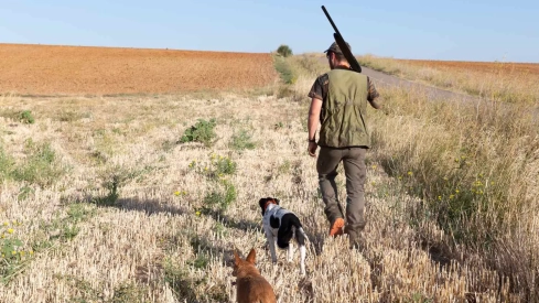 La Guardia Civil sorprende a cinco cazadores furtivos a bordo de un vehículo en Sobradillo (Salamanca)