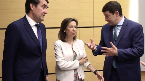 El presidente de la Junta, Alfonso Fernández Mañueco, y Juan Carlos Suárez Quiñones, consejero de Medio Ambiente, durante el encuentro de este lunes con la ministra de Defensa Margarita Robles
