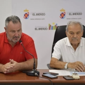 Premios de recuperación del mundo rural del Bierzo Prada. En la foto Eduardo Morán (i), alcalde de Camponaraya, y José Luis Prada (d), organizador de los premios. 