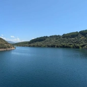 El pantano de Bárcena en una imagen reciente | El Bierzo registra la mitad de lluvia que el año hidrológico anterior, aunque el pantano de Barcena encara el cierre de este periodo al 85%