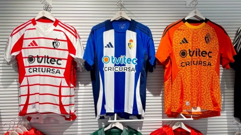 Las camisetas de la Ponferradina para la temporada 2024-2025, a la venta en la tienda 