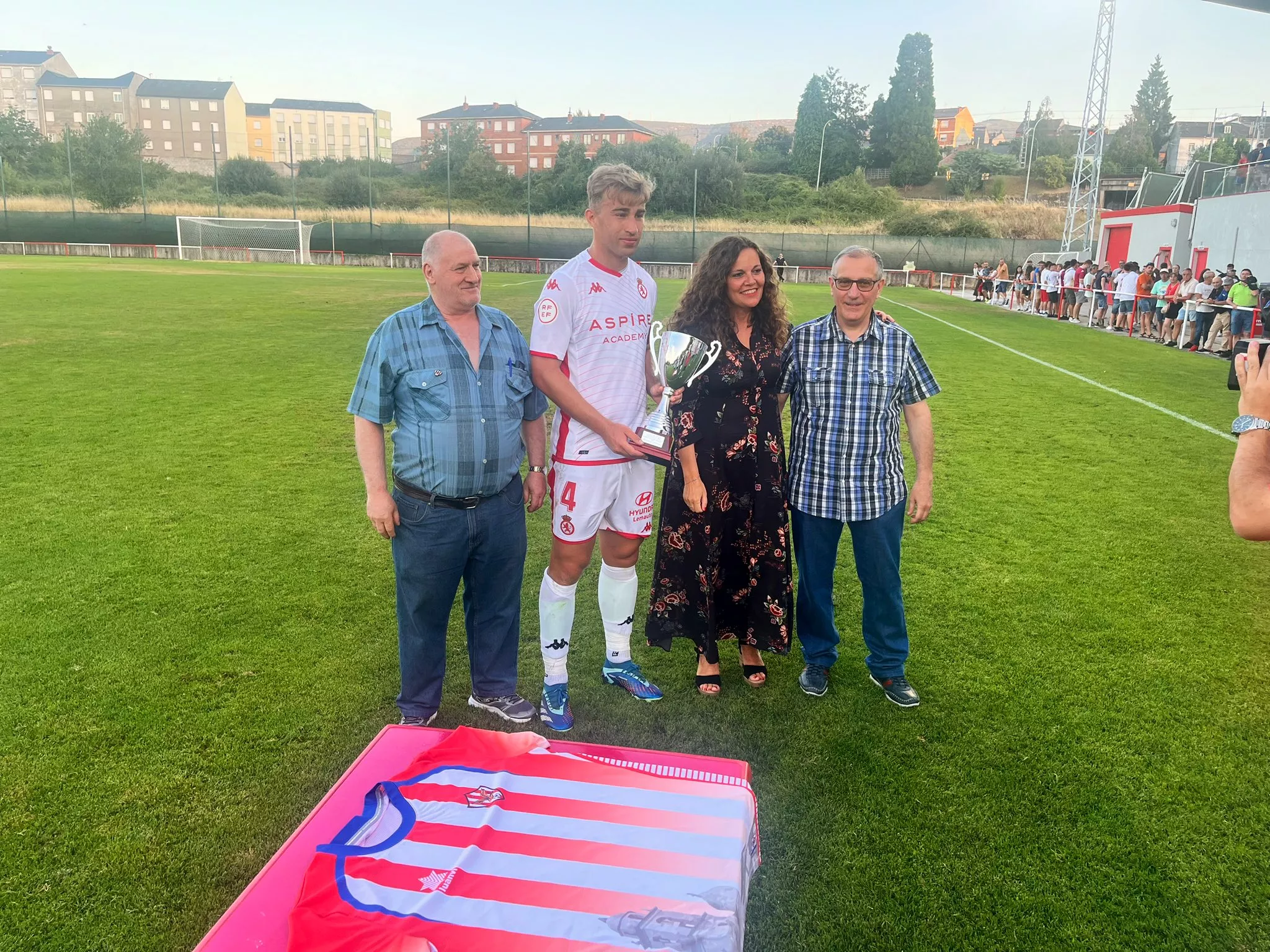 Silvia Cao y Pepín Villarejo hacen entrega a la Cultural del Trofeo Villarejo que este año cumple su XLIV edición. Silvia Cao y Pepín Villarejo hacen entrega a la Cultural del Trofeo Villarejo que este año cumple su XLIV edición.