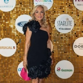 Carmen Lomana 'viste' Bierzo con un diseño de Silvia Fernández para celebrar su cumpleaños