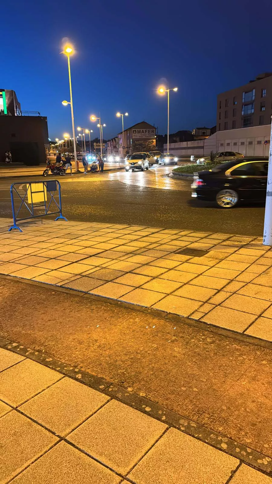 Accidente de un motorista en la rotonda de la Guardia Civil de Ponferrada.