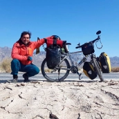 Néstor Yuguero, cicloviajero solidario nacido en Uruguay y residente en España desde hace 25 años, ocho de ellos en El Bierzo, presenta su libro "Postales de una Vuelta al Mundo en Bicicleta"