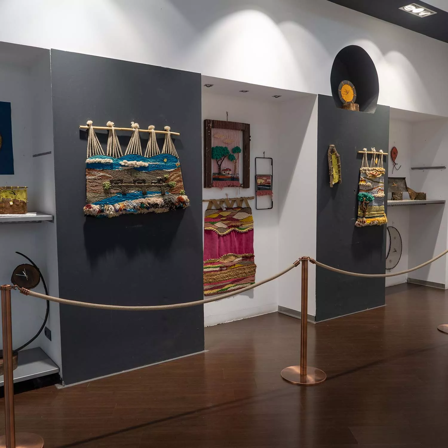 La tejedora Macu Abella presenta su exposición "Con los cinco sentidos en El Bierzo" La tejedora Macu Abella presenta su exposición "Con los cinco sentidos en El Bierzo"