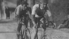Victorino Otero (en primer término), en una carrera disputada en los años veinte, posiblemente el Tour de Francia. Archivo de la familia Cuesta | Foto: iLeón.com