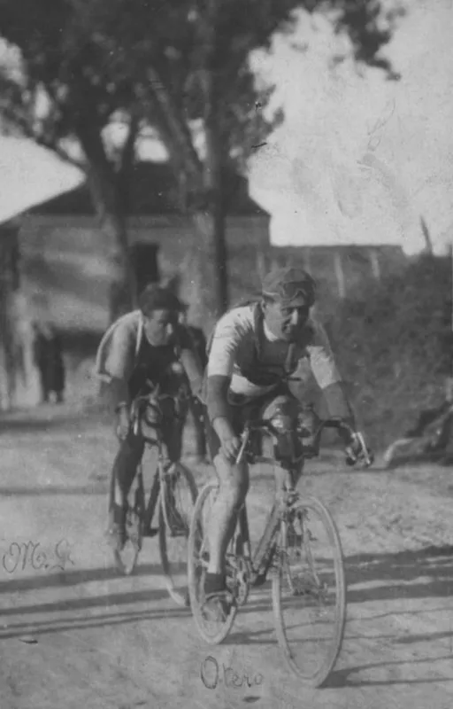 Victorino Otero (en primer término), en una carrera disputada en los años veinte, posiblemente el Tour de Francia. Archivo de la familia Cuesta ILeon
