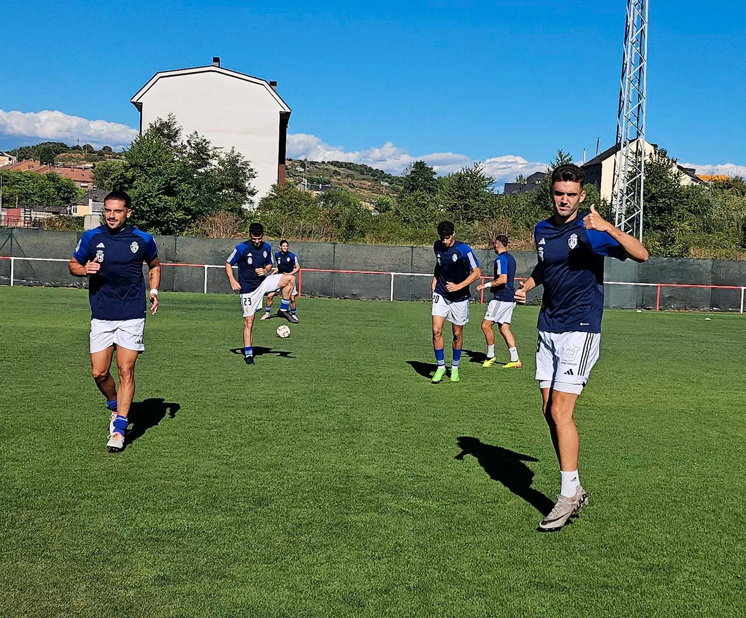 La Ponferradina calentando para el partido ante el Atco Bembibre