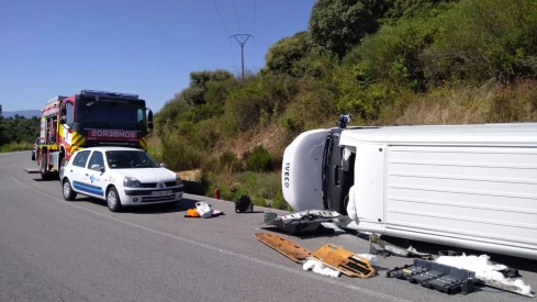 Queda atrapado en el interior de su vehículo en la carretera LE-715 en Cubillos del Sil