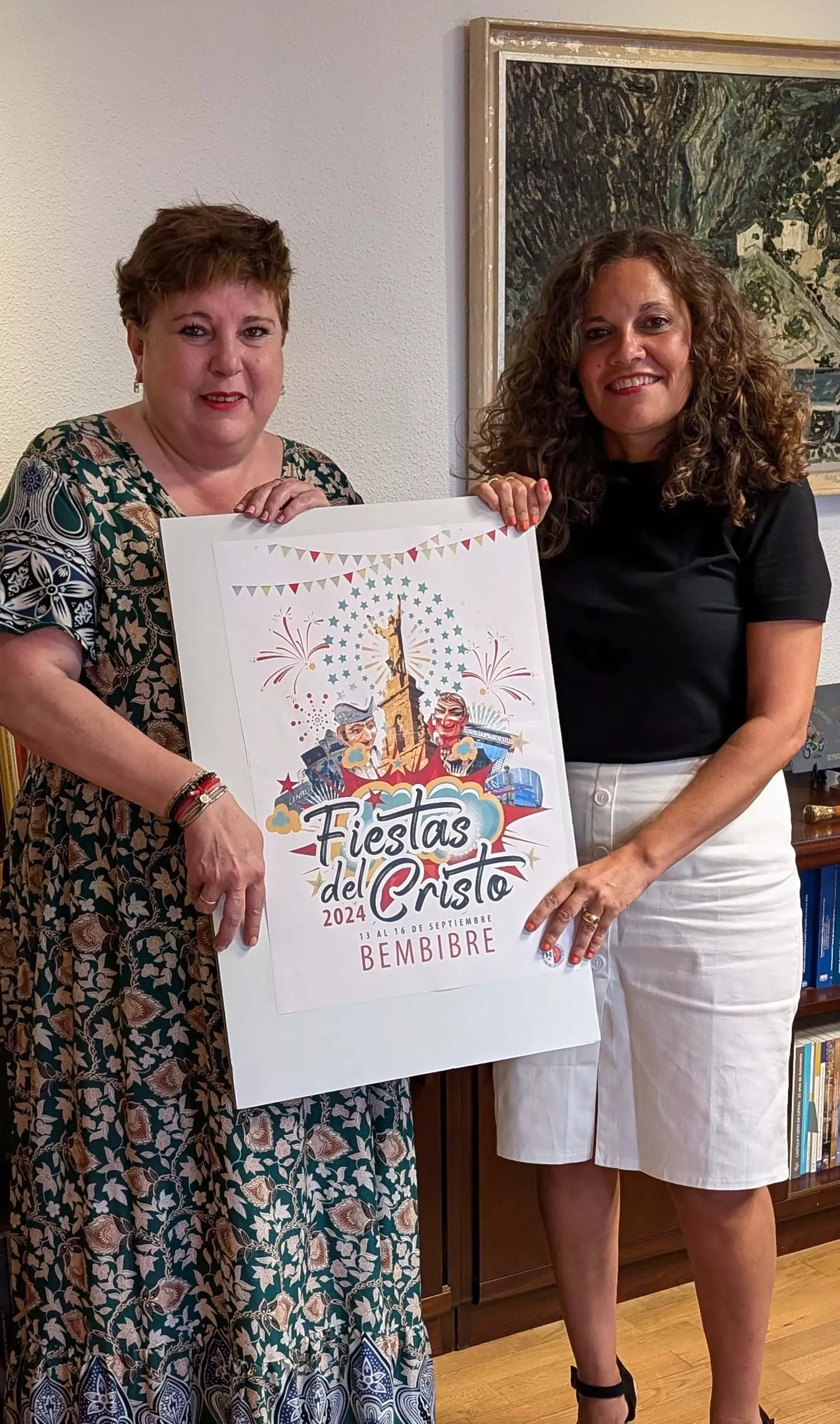La concejala de Fiestas, Belén Martín, sujetando el cartel ganador junto a la alcaldesa, Silvia Cao La concejala de Fiestas, Belén Martín, sujetando el cartel ganador junto a la alcaldesa, Silvia Cao