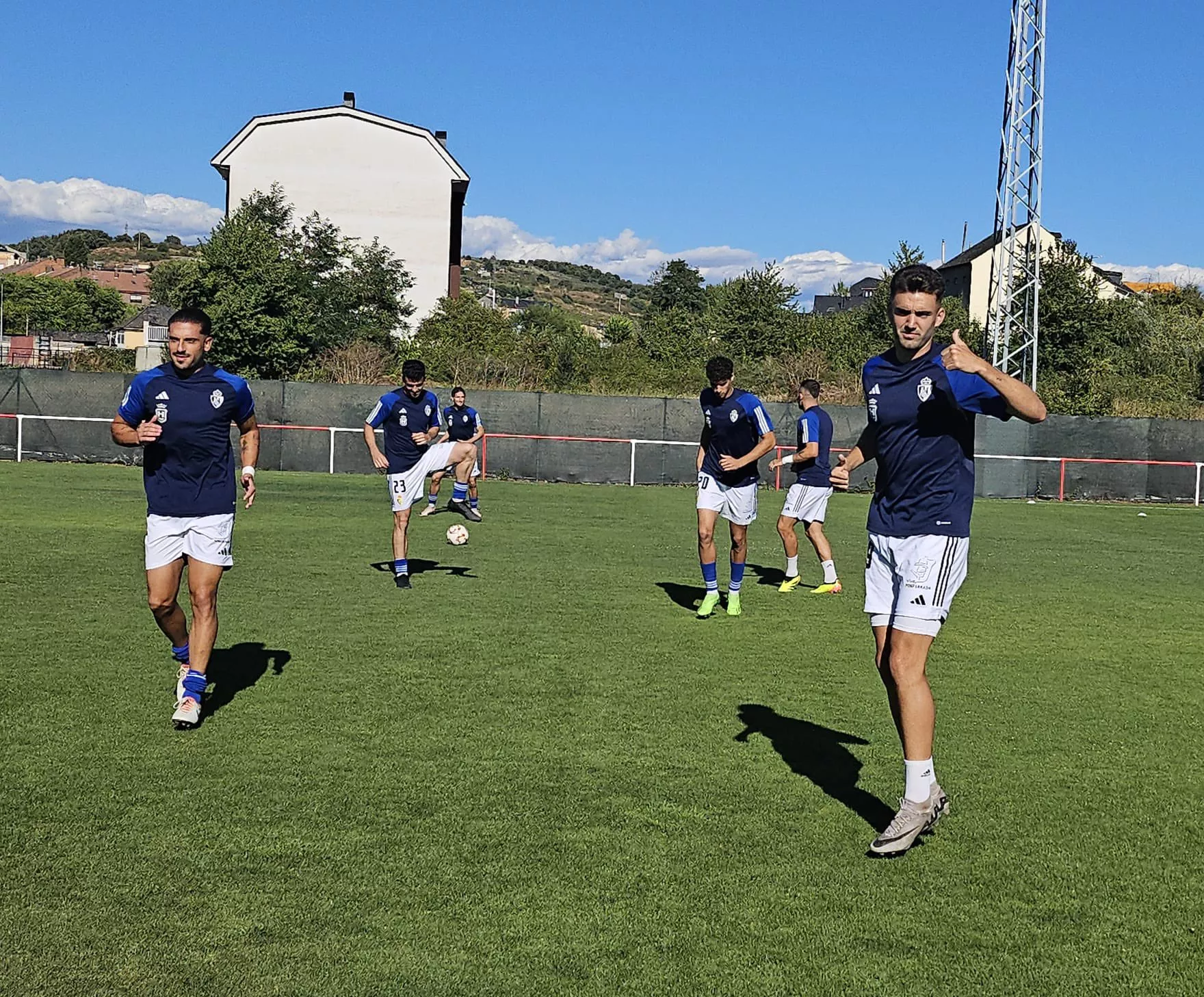 Los jugadores de la Ponferradina durante uno de los entrenamientos de pretemporada | Imagen: Twitter Ponferradina