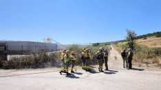 Un incendio en el polígono de Bembibre moviliza medios aéreos y terrestres por su proximidad a zona industrial y forestal