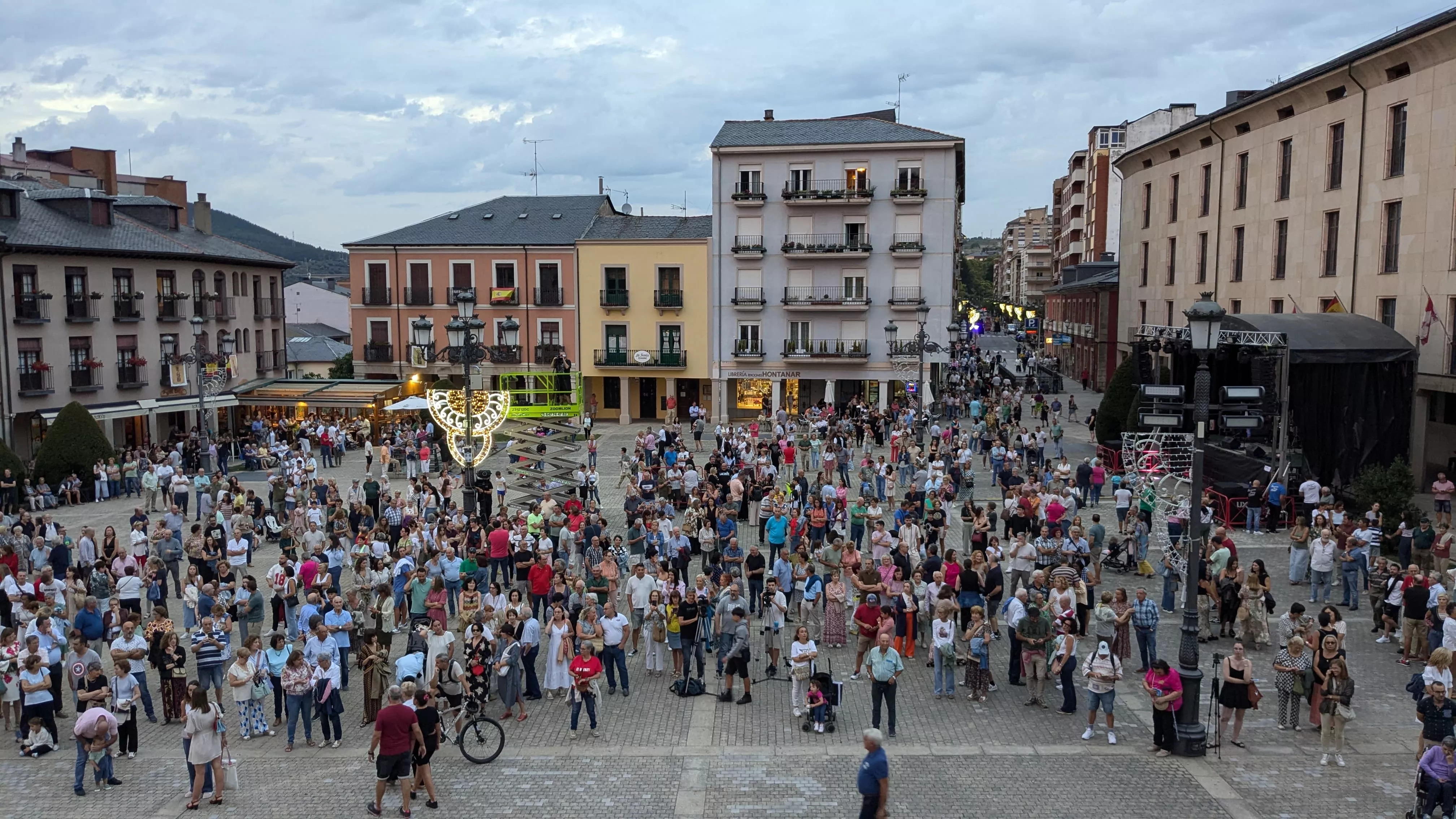 La gente esperando para oír el pregón