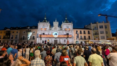 La plaza del Ayuntamiento durante el pregón La plaza del Ayuntamiento durante el pregón