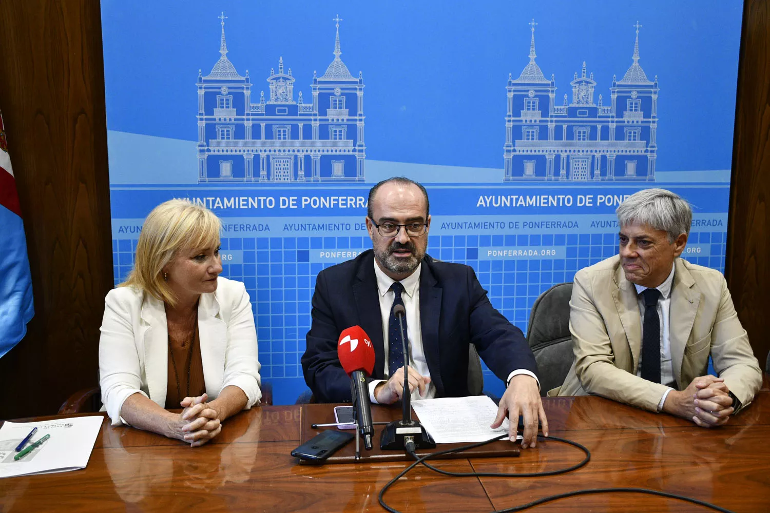 Reunión con la consejara industrial sobre los programas mixtos de formación y empleo. Reunión con la consejara industrial sobre los programas mixtos de formación y empleo.