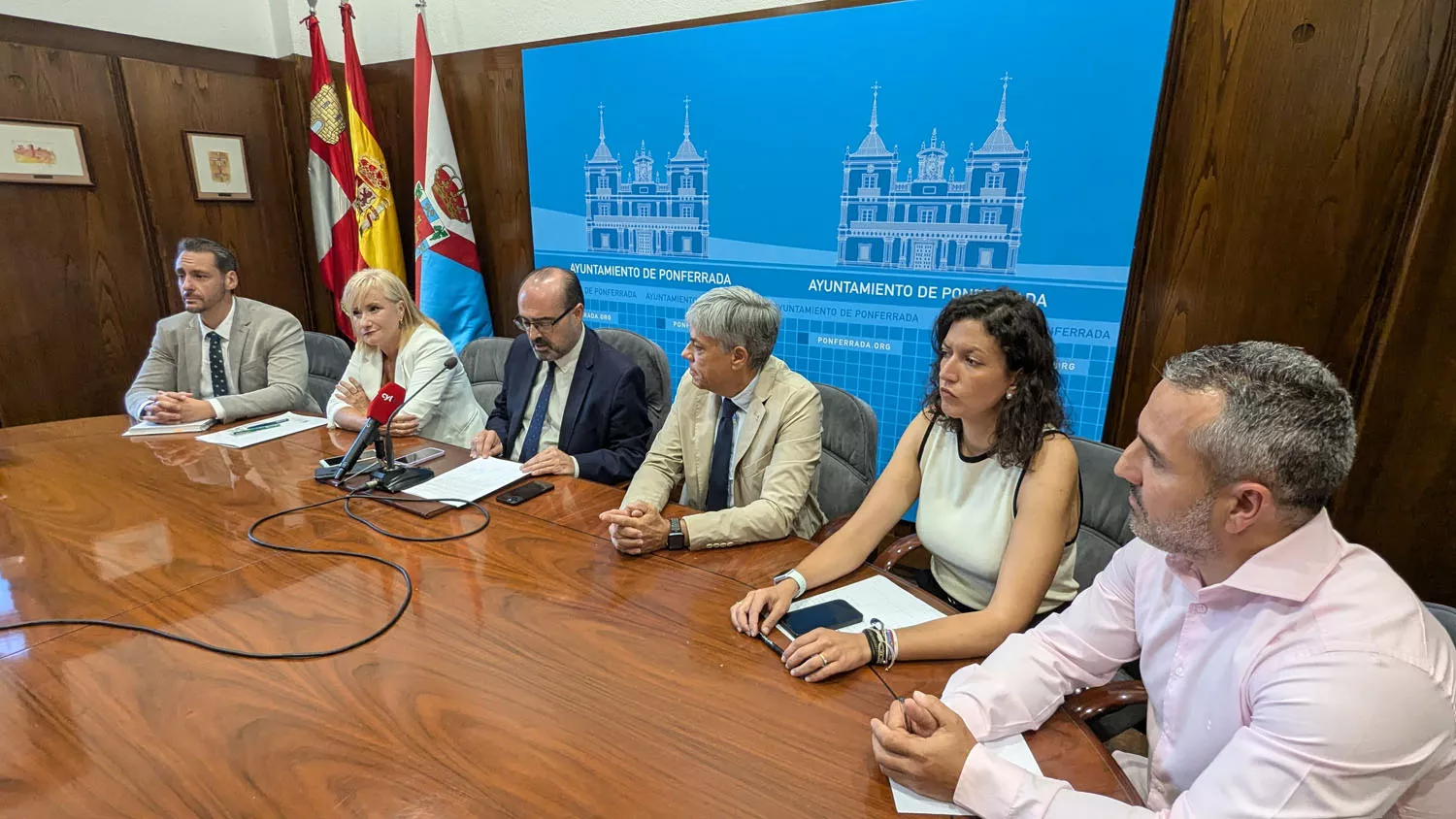 Reunión con la consejara industrial sobre los programas mixtos de formación y empleo. Reunión con la consejara industrial sobre los programas mixtos de formación y empleo.