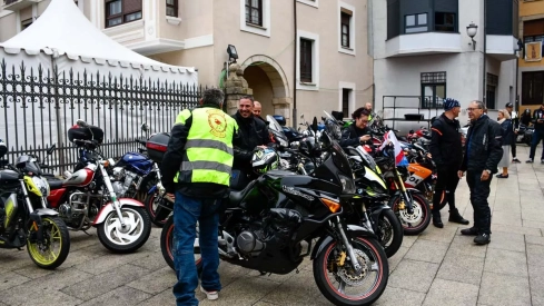 Álbum de fotos de la ofrenda floral motera de las Fiestas de la Encina de Ponferrada