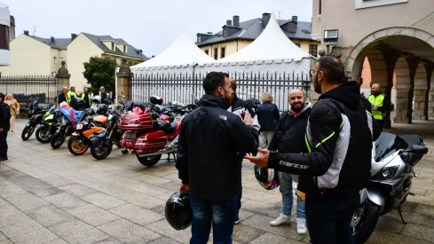 Álbum de fotos de la ofrenda floral motera de las Fiestas de la Encina de Ponferrada