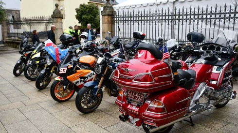 Álbum de fotos de la ofrenda floral motera de las Fiestas de la Encina de Ponferrada