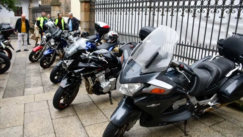 Álbum de fotos de la ofrenda floral motera de las Fiestas de la Encina de Ponferrada