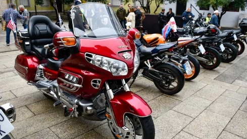 Álbum de fotos de la ofrenda floral motera de las Fiestas de la Encina de Ponferrada