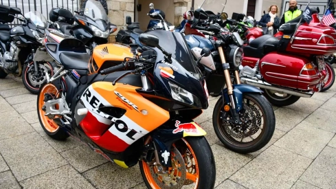 Álbum de fotos de la ofrenda floral motera de las Fiestas de la Encina de Ponferrada