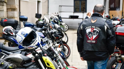Álbum de fotos de la ofrenda floral motera de las Fiestas de la Encina de Ponferrada